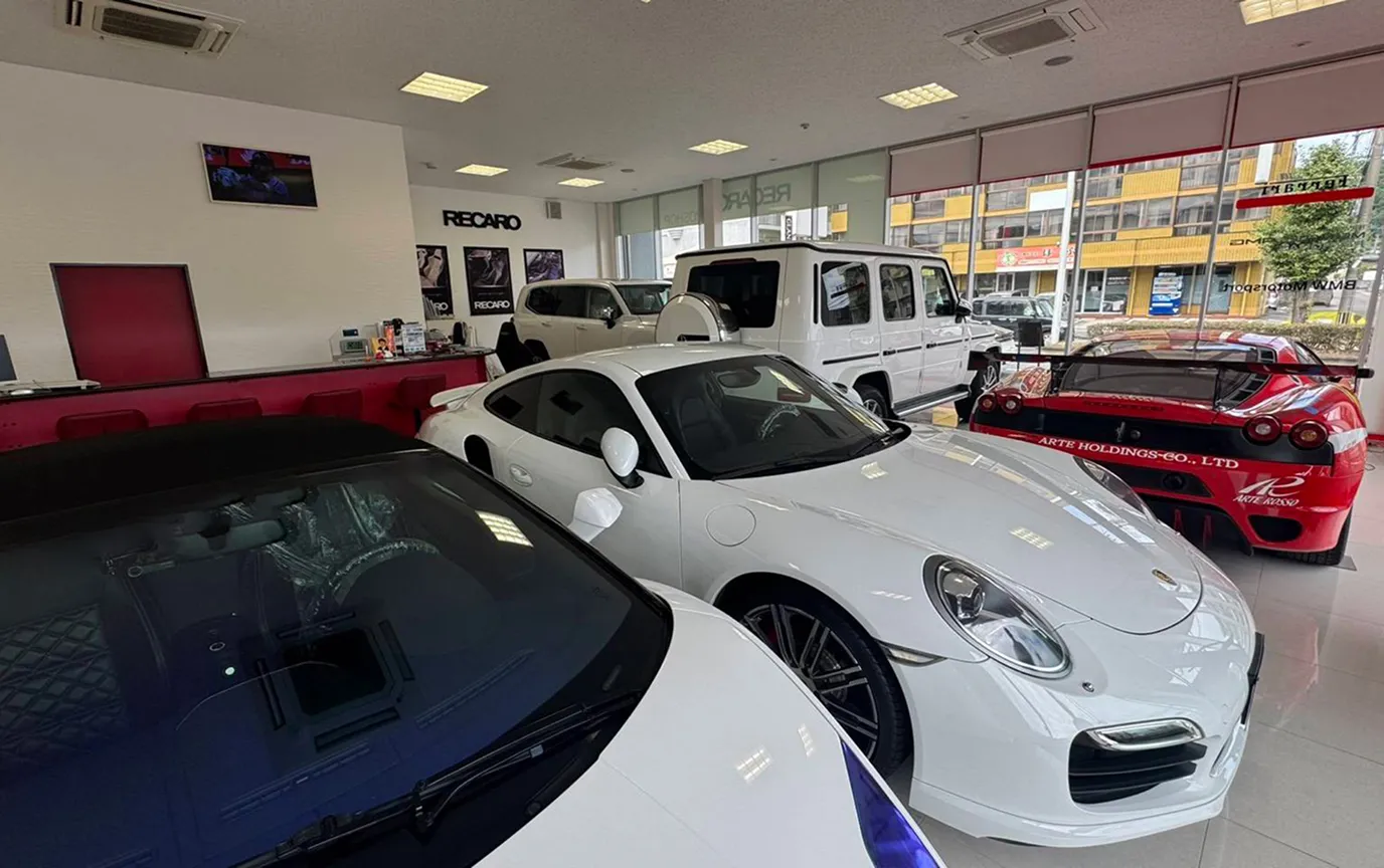 ARTE ROSSOのショールーム。高級車やカスタムカーが展示されている